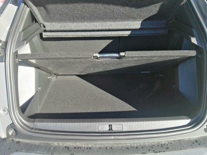 Peugeot 2008, Peugeot 2008 ALLURE 1.2 130k AUT8 2x kamera, barva šedá