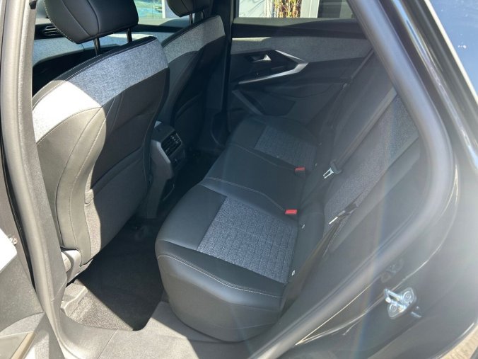 Peugeot 3008, Peugeot 3008 ALLURE Hybrid 145k e-DCS6, barva šedá