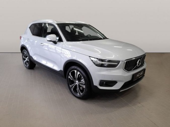 Volvo XC40, T5 FWD RECHARGE 1.5L 180 HP IN, barva stříbrná