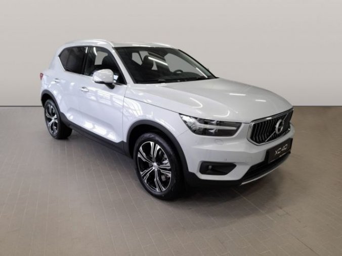 Volvo XC40, INSCRIPTION  RECHARGE T5, BLIS, barva stříbrná