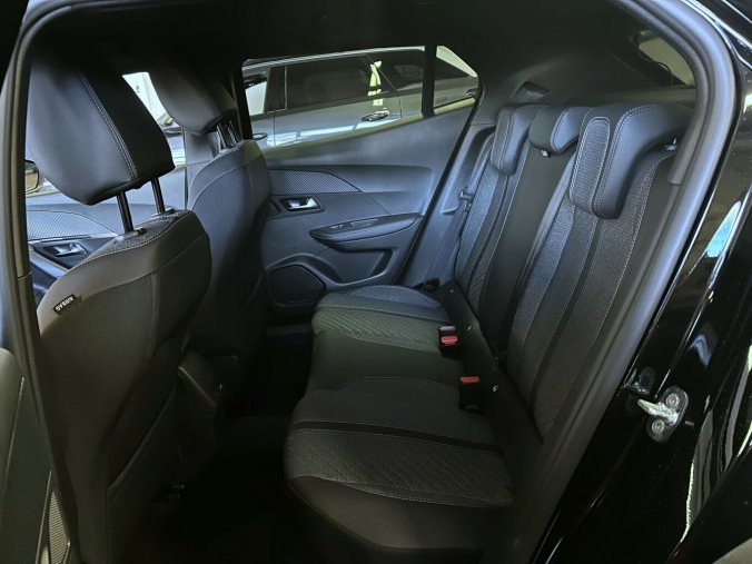 Peugeot 2008, Peugeot 2008 ALLURE Hybrid 145 e-DCS6, barva černá