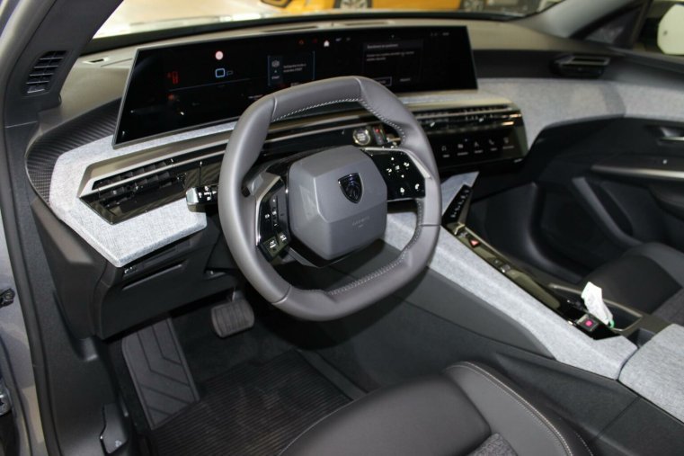 Peugeot 5008, Peugeot 5008 ALLURE Hybrid 136 e-DCS6, barva stříbrná