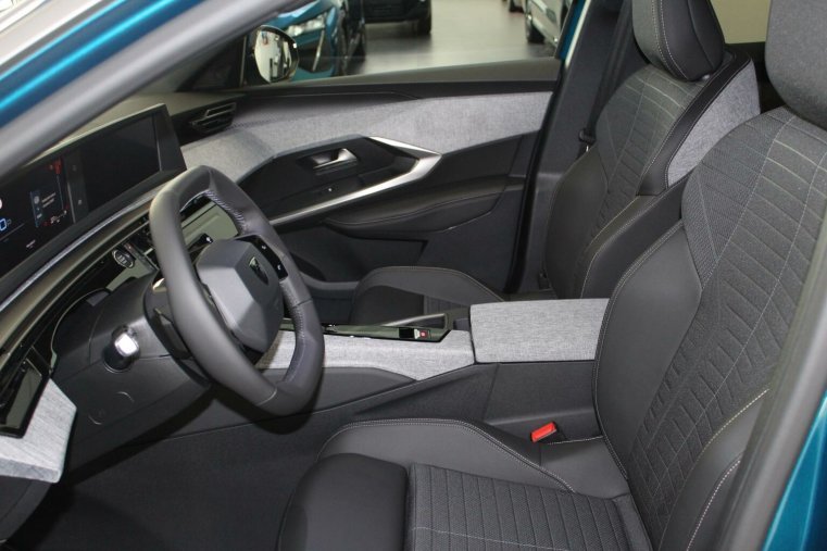 Peugeot 3008, Peugeot 3008 ALLURE Hybrid 145k e-DCS6, barva modrá