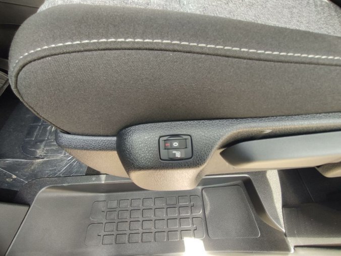 Peugeot Traveller, Peugeot Traveller L2 2.0 HDI AUT8 180k NAV 2+3+3, barva stříbrná