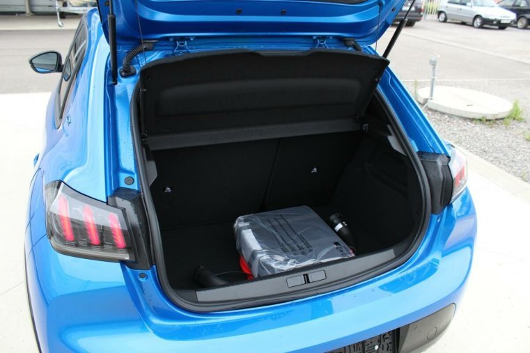 Peugeot 208, Peugeot 208 e-ALLURE Elektromotor 100 kW, barva modrá