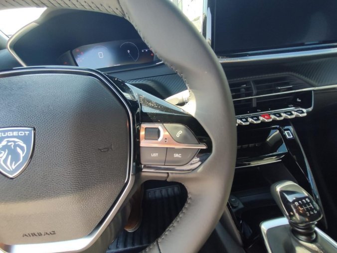 Peugeot 2008, Peugeot 2008 ALLURE 1.2 100k MAN6 2x kamera, barva stříbrná