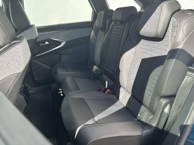 Peugeot 5008, Peugeot 5008 GT e-DCS6 Hybrid, barva modrá