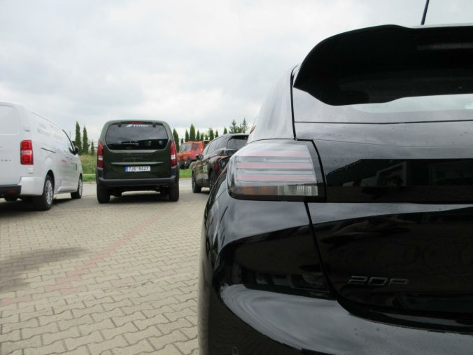Peugeot 208, Peugeot 208 STYLE Hybrid 110 e-DCS6, barva černá