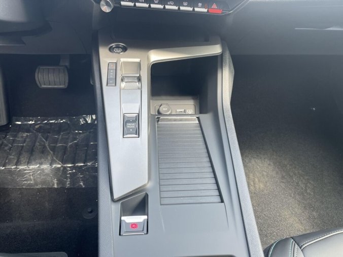 Peugeot 408, Peugeot 408 ALLURE Hybrid 145 e-DCS6, barva modrá