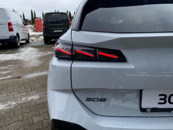 Peugeot 308, Peugeot 308 SW ALLURE Hybrid NOVINKA, barva bílá