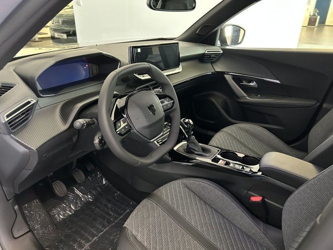 Peugeot 2008, Peugeot 2008 ALLURE PureTech 100 S&S MAN6, celoroční PNEU, barva stříbrná