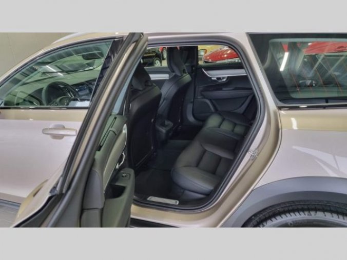 Volvo V90, B4 2.0L 197+14 HP AT8 AWD CROS, barva stříbrná