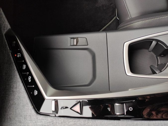 Peugeot 3008, Peugeot 3008 GT 1.2 HY 145k AUT 6, barva modrá