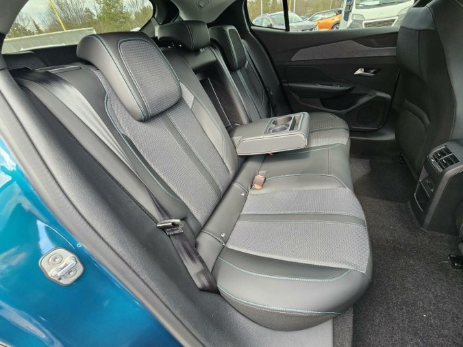 Peugeot 408, Peugeot 408 ALLURE Hybrid 145 e-DCS6, barva modrá