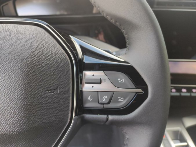 Peugeot 408, Peugeot 408 ALLURE Hybrid 136 e-DCS6, barva modrá