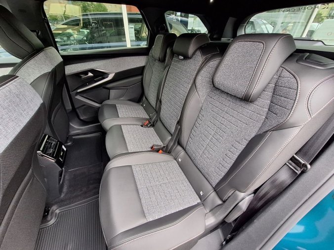 Peugeot 5008, Peugeot 5008 ALLURE Hybrid 145 e-DCS6, barva modrá