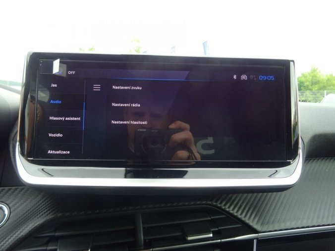 Peugeot 2008, Peugeot 2008 ALLURE Hybrid 145k e-DCS6, barva šedá