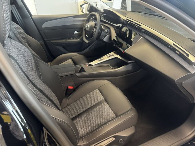Peugeot 308, Peugeot 308 SW ALLURE Hybrid 145 e-DCS6, barva černá