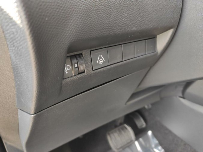 Peugeot 2008, Peugeot 2008 ALLURE 1.2 136k HY AUTOMAT, barva šedá