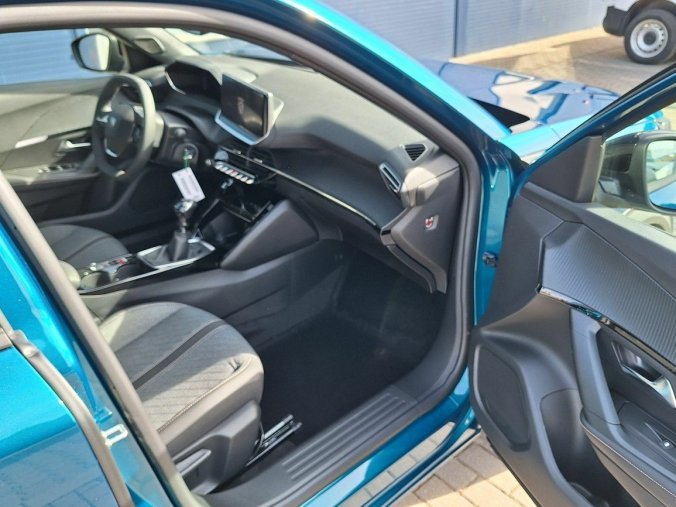 Peugeot 2008, Peugeot 2008 ALLURE PureTech 100  MAN6, barva modrá