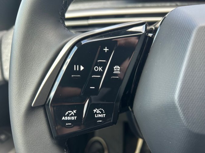 Peugeot 5008, Peugeot 5008 ALLURE Hybrid 145 e-DCS6, barva modrá