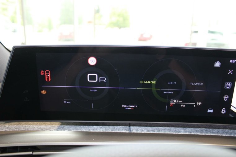 Peugeot 3008, Peugeot 3008 GT Hybrid 136 e-DCS6, barva modrá