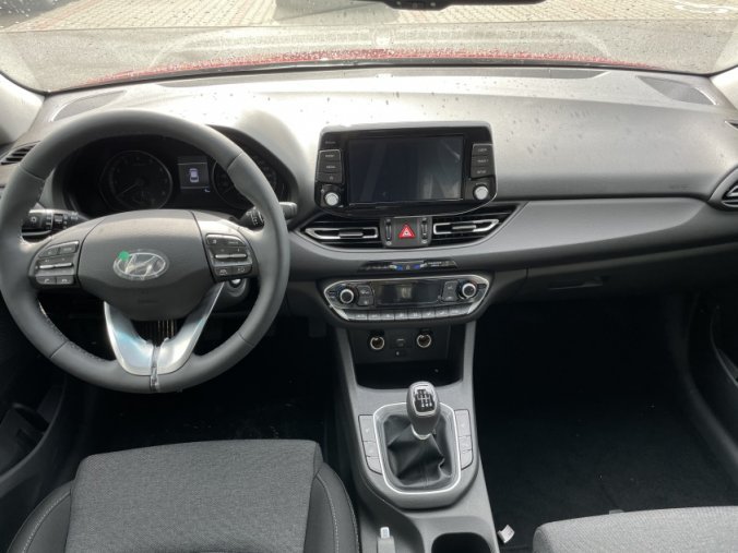 Hyundai i30, 1,5i 81 kW MT, barva červená