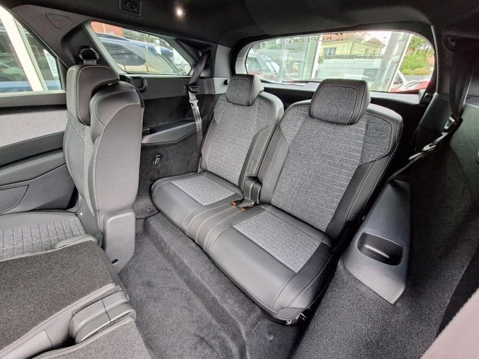 Peugeot 5008, Peugeot 5008 ALLURE Hybrid 145 e-DCS6, barva modrá