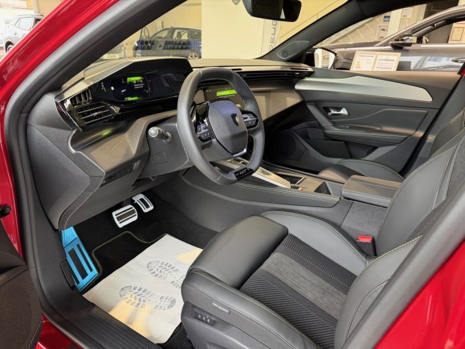 Peugeot 308, Peugeot 308 SW GT Hybrid 145 e-DCS6, barva červená