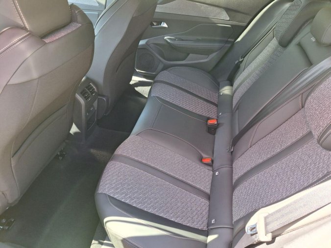 Peugeot 408, Peugeot 408 ALLURE Hybrid 145 e-DCS6, barva zelená