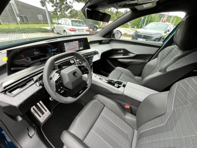 Peugeot 5008, Peugeot 5008 GT Hybrid 145 e-DCS6, barva modrá