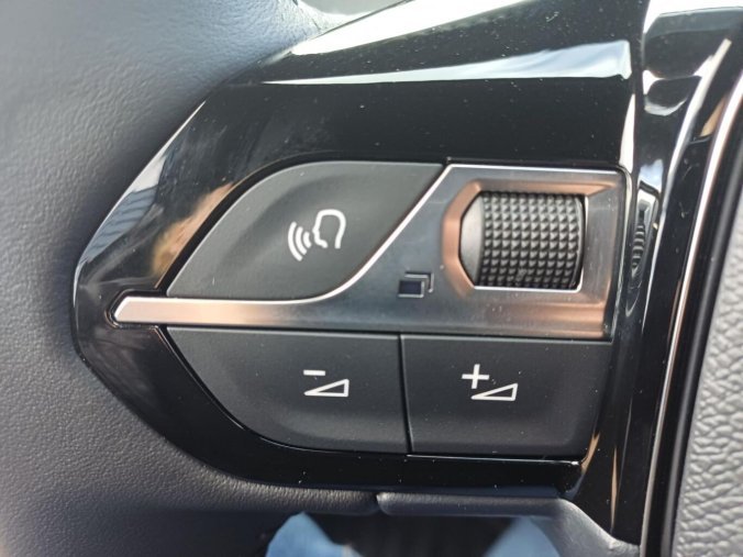 Peugeot 2008, Peugeot 2008 STYLE Hybrid 110 e-DCS6, barva modrá