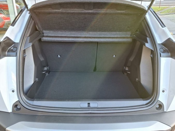 Peugeot 2008, Peugeot 2008 ALLURE Hybrid 136 e-DCS6, barva bílá