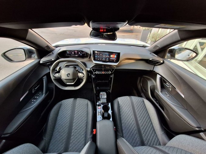 Peugeot 2008, Peugeot 2008 ALLURE Hybrid 110 e-DCS6, barva bílá