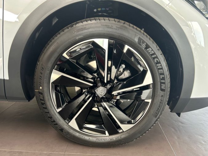 Peugeot 408, Peugeot 408 ALLURE Hybrid 145 e-DCS6, barva bílá