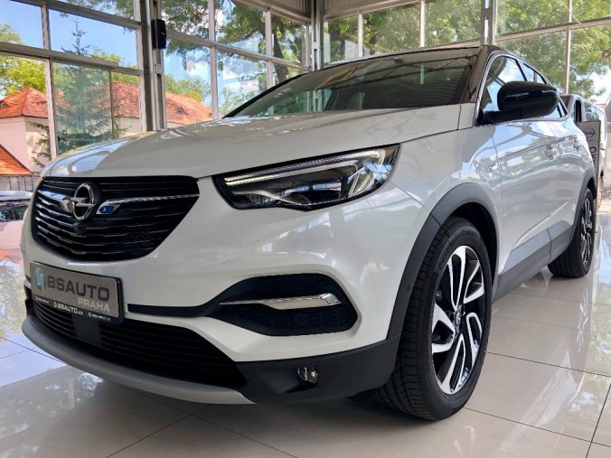 Opel Grandland X, Ultimate 1,6Turbo AT8 4x4 PHEV, barva bílá