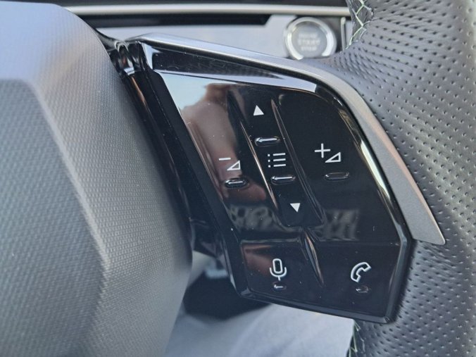 Peugeot 5008, Peugeot 5008 5008 GT Hybrid 145 e-DCS6, barva bílá