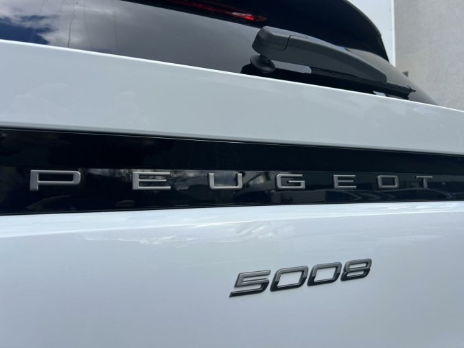 Peugeot 5008, Peugeot 5008 ALLURE Hybrid 145k e-DCS6, barva bílá