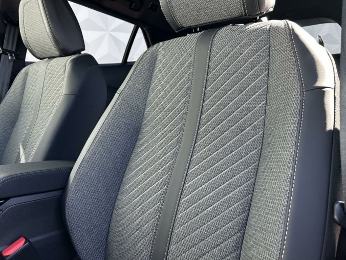Peugeot 2008, Peugeot 2008 ALLURE Hybrid 136 e-DCS6, barva červená