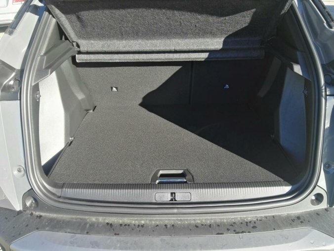 Peugeot 2008, Peugeot 2008 ALLURE 1.2 130k AUT8 2x kamera, barva šedá