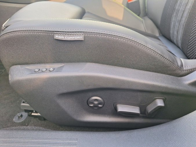 Peugeot 408, Peugeot 408 GT Hybrid 145 e-DCS6, barva bílá
