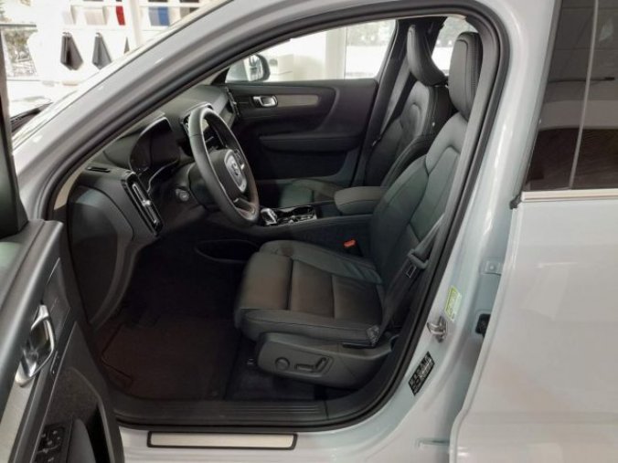 Volvo XC40, T5 FWD RECHARGE 1.5L 180 HP IN, barva stříbrná