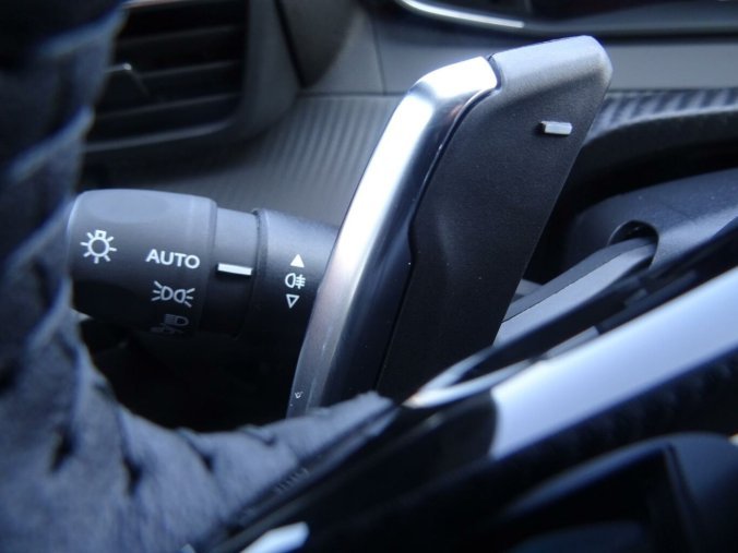 Peugeot 2008, Peugeot 2008 ALLURE Hybrid 145k e-DCS6, barva stříbrná