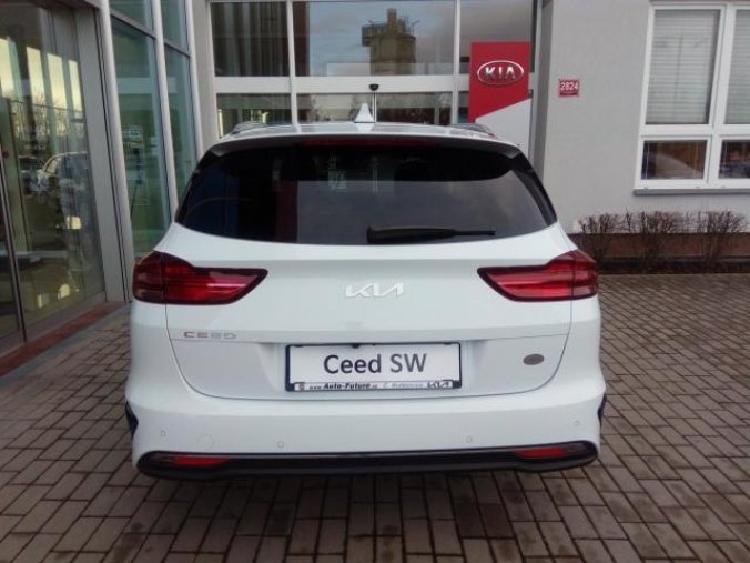 Kia Ceed, SW 1,5 T-GDi TOP 17¨ ALU MY23, barva bílá