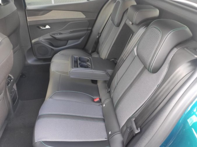 Peugeot 408, Peugeot 408 ALLURE Hybrid 145 e-DCS6, barva modrá