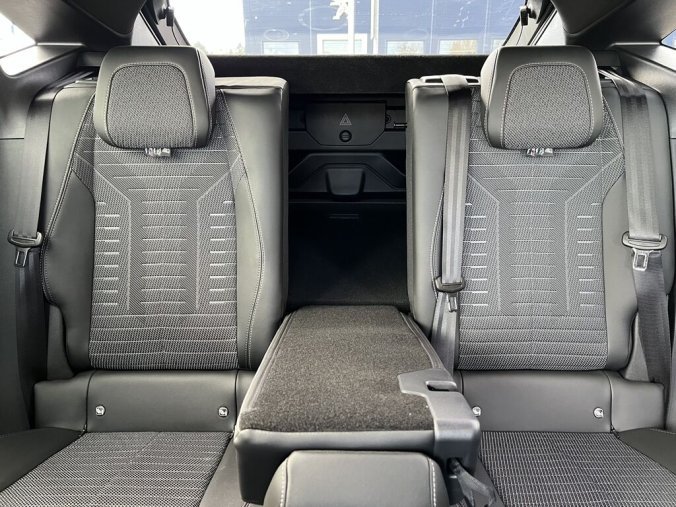 Peugeot 3008, Peugeot 3008 ALLURE Hybrid 145 e-DCS6, barva černá