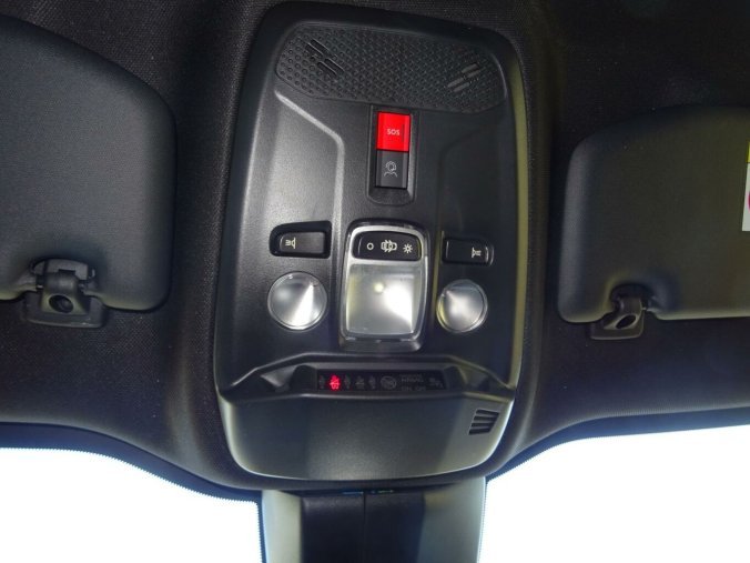 Peugeot 2008, Peugeot 2008 ALLURE Hybrid 145k e-DCS6, barva stříbrná