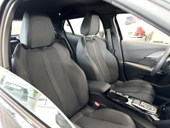 Peugeot 2008, Peugeot 2008 GT HYBRID 136k, Automat, barva černá