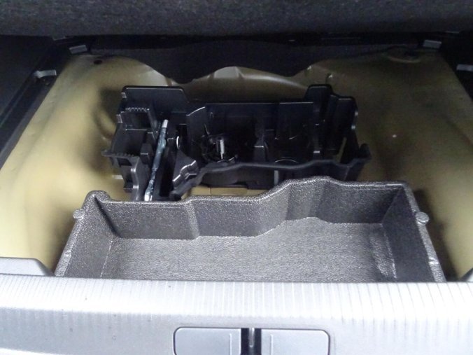 Peugeot 2008, Peugeot 2008 ALLURE PureTech 100k MAN6, barva černá