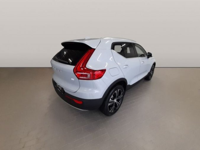 Volvo XC40, T5 FWD RECHARGE 1.5L 180 HP IN, barva stříbrná